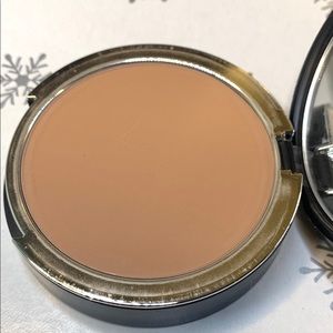 Kay Von D pressed powder Medium 58